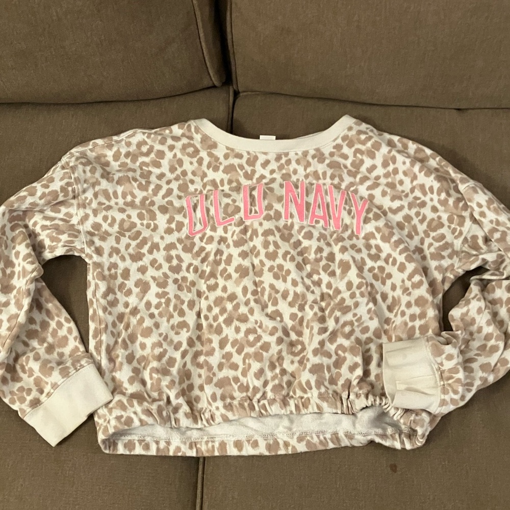 Old navy cropped sweater. This sweater is slightly worn and size large (10-12).